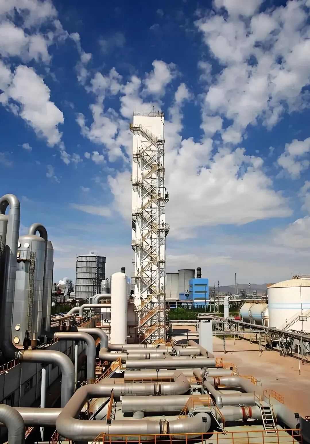 Sinopec large-scale petrochemical refinery production site, industrial pipeline and distillation tower, application scenario for 2205 duplex stainless steel corrosion resistant Roots blower for process gas transportation