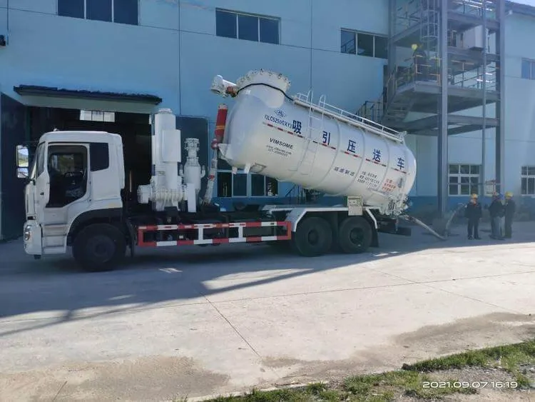 Field test working photo, dry bulk truck blower with MingTian ShanGu roots vacuum pump for vacuum excavator suction tanker, tank tilting discharge operation